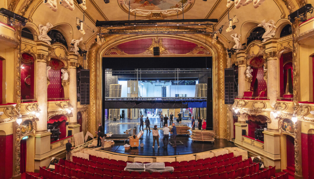 Rehabiliteringen av Nationaltheatret kan bli langt dyrere enn først anslått. Nå fryktes det at man må droppe en del av planene for å holde seg innenfor kostnadsrammene. Rehabiliteringen av Nationaltheatret kan bli langt dyrere enn først anslått. Nå fryktes det at man må droppe en del av planene for å holde seg innenfor kostnadsrammene.