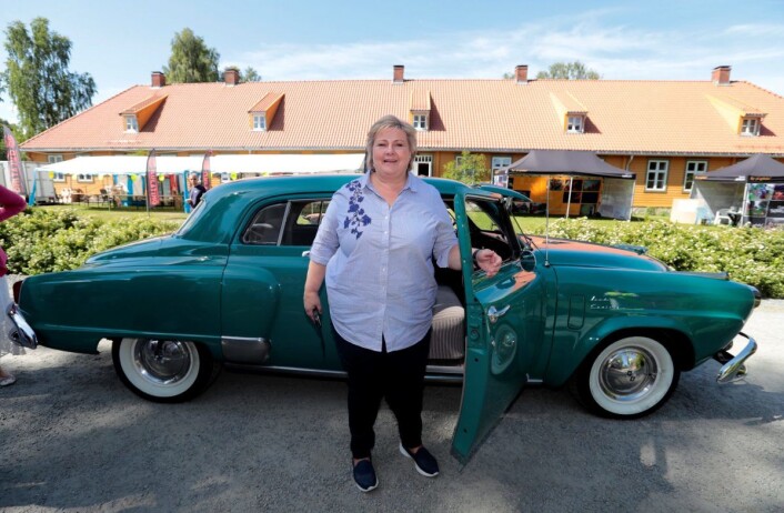 Jens J. Lies og Høyres partileder, statsminister Erna Solberg (H,) ble kjørt i amerikansk veteranbil under sin østlandsturné i 2017. Her på Blaker i Asker. Foto: Lise Åserud / NTB scanpix Jens J. Lies og Høyres partileder, statsminister Erna Solberg (H,) ble kjørt i amerikansk veteranbil under sin østlandsturné i 2017. Her på Blaker i Asker. Foto: Lise Åserud / NTB scanpix
