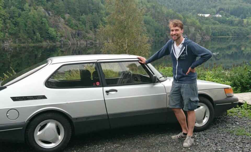 Leder av miljø- og byutviklingskomitéen i Frogner BU, Adam Tumidajewicz (MDG), er selv veteranbilentusiast. Her med sin 1987-modell Saab 900 Aero, som opprinnelig ble importert fra California av en tidligere eier. Foto: Privat