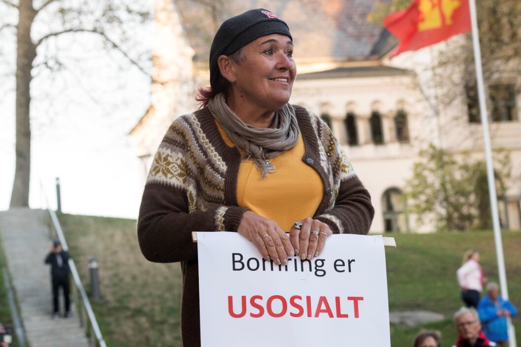 I motsetning til hva denne bompengeaksjonisten mener, svarer mange at bompenger er sosialt og bra for miljøet. Foto: Terje Bendiksby / NTB scanpix I motsetning til hva denne bompengeaksjonisten mener, svarer mange at bompenger er sosialt og bra for miljøet. Foto: Terje Bendiksby / NTB scanpix