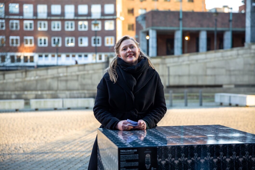 Nora O. Krogh foran en av kubene med et insekt som er i ferd med å forsvinne fra Oslo. Foto: Maja Brenna Nora O. Krogh foran en av kubene med et insekt som er i ferd med å forsvinne fra Oslo. Foto: Maja Brenna