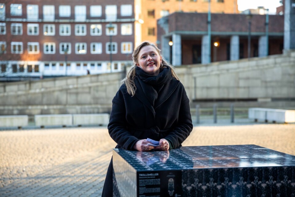 Nora O. Krogh foran en av kubene med et insekt som er i ferd med å forsvinne fra Oslo. Foto: Maja Brenna