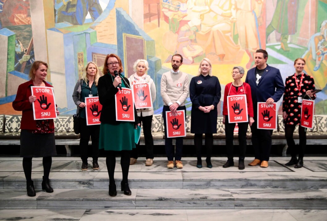 Oslo-partiene FNB, Fremskrittspartiet, Helsepartiet, Kristelig Folkeparti, Miljøpartiet de Grønne, Rødt, Senterpartiet, Sosialistisk Venstreparti og Venstre sier nei til å legge ned Ullevål sykehus. Foto fra felles aksjon i høst: Håkon Mosvold Larsen / NTB scanpix Oslo-partiene FNB, Fremskrittspartiet, Helsepartiet, Kristelig Folkeparti, Miljøpartiet de Grønne, Rødt, Senterpartiet, Sosialistisk Venstreparti og Venstre sier nei til å legge ned Ullevål sykehus. Foto fra felles aksjon i høst: Håkon Mosvold Larsen / NTB scanpix