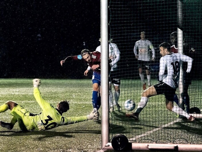 Abel William Stensrud i rødt skårer mot Nesodden i opprykksfinalen i fjor høst. Foto: Bjørnar Morønning Abel William Stensrud i rødt skårer mot Nesodden i opprykksfinalen i fjor høst. Foto: Bjørnar Morønning