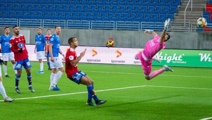 Skeidspillerne Mesut Can (rødt, bak) og Johnny Buduson (foran i rødt) får nye lagkamerater neste sesong. Foto: Bjørnar Morønning Skeidspillerne Mesut Can (rødt, bak) og Johnny Buduson (foran i rødt) får nye lagkamerater neste sesong. Foto: Bjørnar Morønning