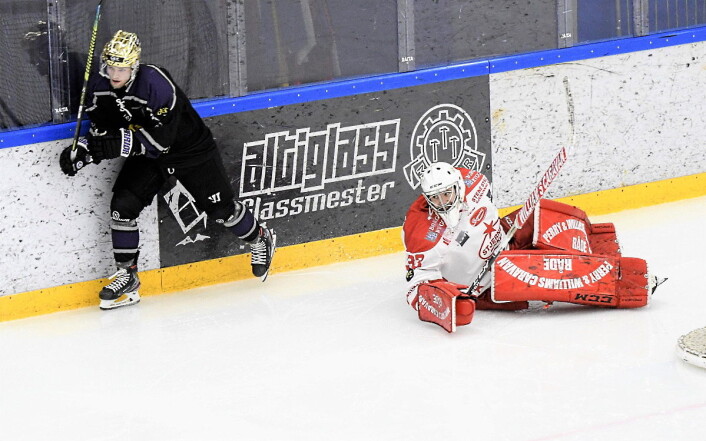 Litt underholdning ble det i Grüner ishall torsdag Her er det Stjernen-keeper Joel Rumpel, som detter på rumpa bak eget mål. Det gir nesten Grüners Jesper Öhrvall en kjempesjanse. Foto: Christian Boger Litt underholdning ble det i Grüner ishall torsdag Her er det Stjernen-keeper Joel Rumpel, som detter på rumpa bak eget mål. Det gir nesten Grüners Jesper Öhrvall en kjempesjanse. Foto: Christian Boger