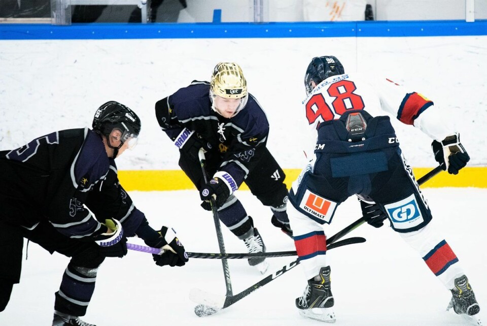 Jesper Öhrvall (med gullhjelm) er poengkongen til Grüner ishockey. Foto: Bjørnar Morønning