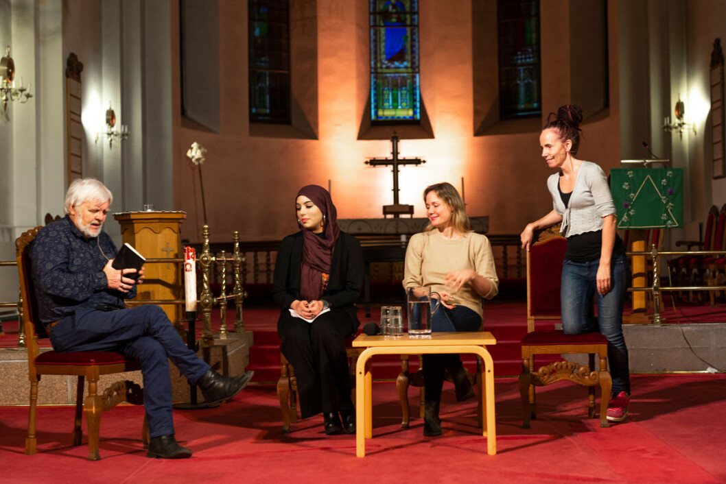 Tomm Kristiansen, Yasmine Fatima Angell Morchid, Dana Wanounou og Sunniva Gylver snakker på hver på sin måte om sin egen og om de andres tro. Foto: Morten Lauveng Jørgensen Tomm Kristiansen, Yasmine Fatima Angell Morchid, Dana Wanounou og Sunniva Gylver snakker på hver på sin måte om sin egen og om de andres tro. Foto: Morten Lauveng Jørgensen