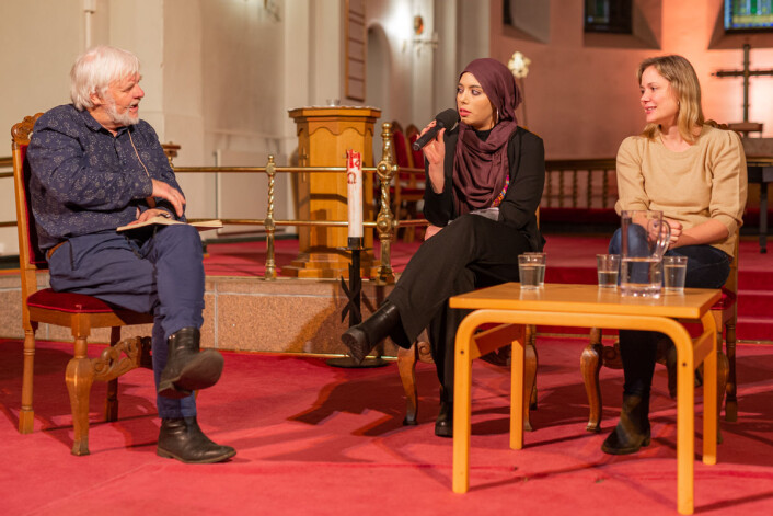 Tomm Kristiansen spør Yasmine om jødehat. Yasmine Fatima Angell Morchid (i midten) og Dana Wanounou. Foto: Morten Lauveng Jørgensen Tomm Kristiansen spør Yasmine om jødehat. Yasmine Fatima Angell Morchid (i midten) og Dana Wanounou. Foto: Morten Lauveng Jørgensen