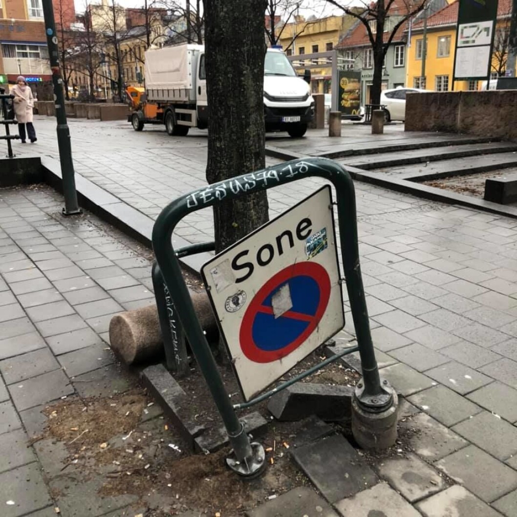 Når et skilt får stå i lang tid uten å bli rettet opp, sender ikke kommunen et signal om at ingen bryr seg? Foto: Øystein Aurlien Når et skilt får stå i lang tid uten å bli rettet opp, sender ikke kommunen et signal om at ingen bryr seg? Foto: Øystein Aurlien