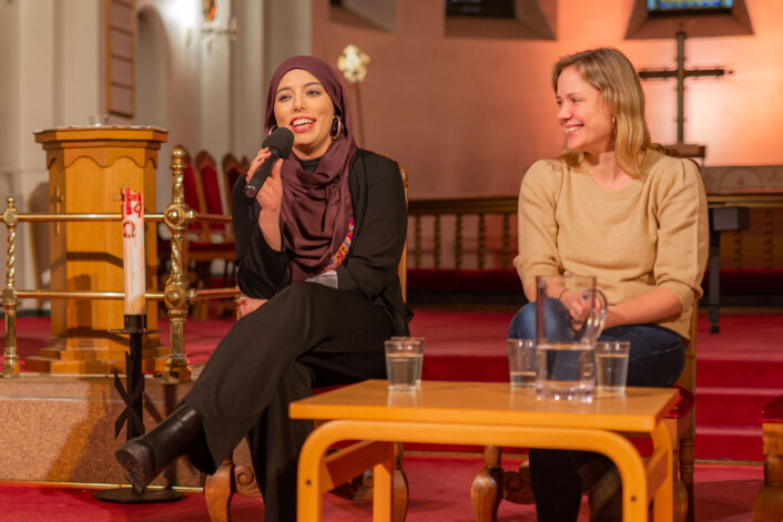– Jødene er et av de vi kaller «bøkenes folk», sier hun, og «bøkenes folk» har full beskyttelse i islam, sier Yasmine Fatima Angell Morchid. Til høyre: Dana Wanounou. Foto: Morten Lauveng Jørgensen – Jødene er et av de vi kaller «bøkenes folk», sier hun, og «bøkenes folk» har full beskyttelse i islam, sier Yasmine Fatima Angell Morchid. Til høyre: Dana Wanounou. Foto: Morten Lauveng Jørgensen