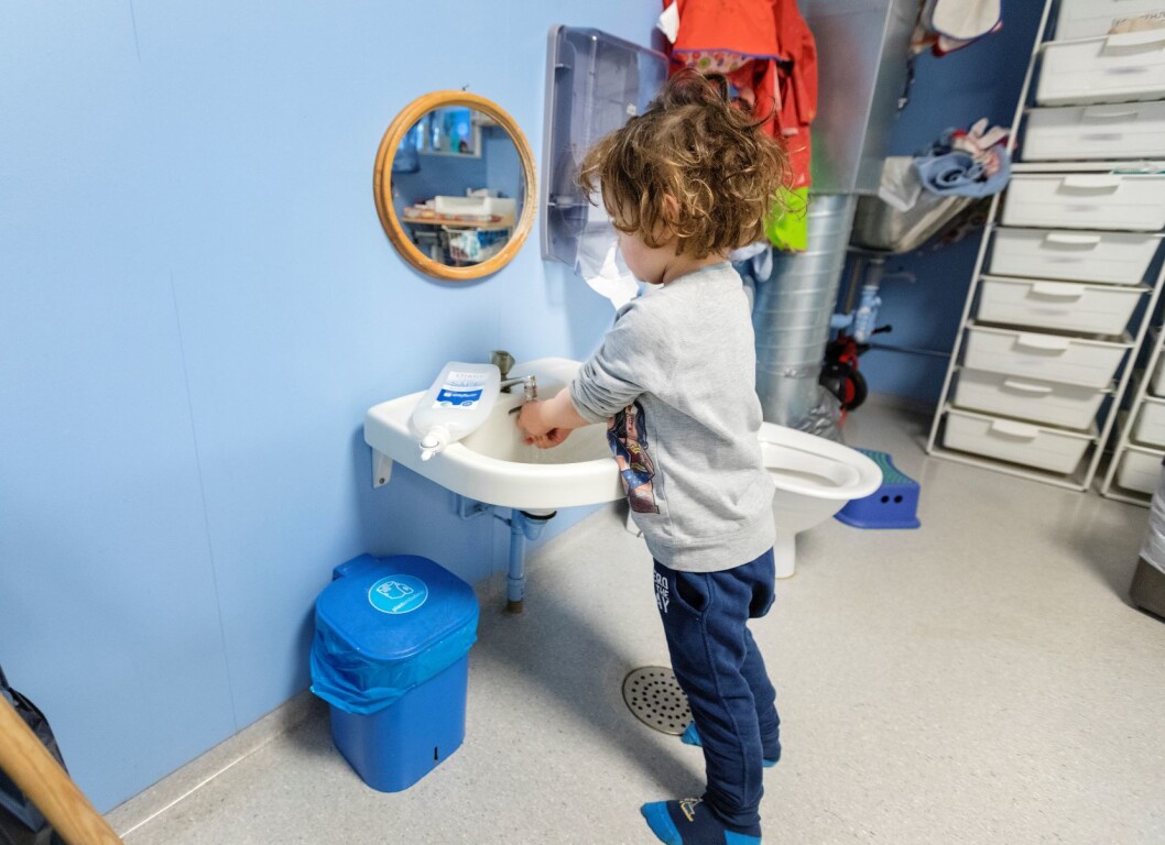 Sykehjem, barnehager og skoler må få nødvendig informasjon om hvordan de kan begrense smitten. Foto: Gorm Kallestad / NTB scanpix Sykehjem, barnehager og skoler må få nødvendig informasjon om hvordan de kan begrense smitten. Foto: Gorm Kallestad / NTB scanpix