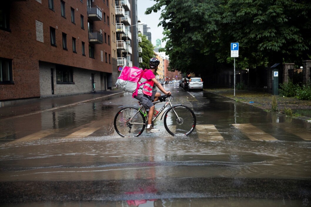 Et bud fra Foodora sykler gjennom vannmasser i Vahls gate i Oslo. Foto: Berit Roald / NTB scanpix Et bud fra Foodora sykler gjennom vannmasser i Vahls gate i Oslo. Foto: Berit Roald / NTB scanpix