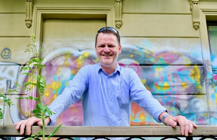 Jens J. Lie (H) kan endelig smile der han står på balkongen i den gamle presteboligen. Det var hans idé at et spleiselag mellom bydelene kunne realisere planene om et ungdomshus. Foto: Émilie Pascale Jens J. Lie (H) kan endelig smile der han står på balkongen i den gamle presteboligen. Det var hans idé at et spleiselag mellom bydelene kunne realisere planene om et ungdomshus. Foto: Émilie Pascale