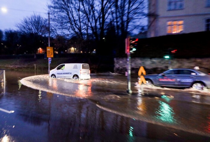 Det er meldt kaldere vær og kuldegrader. Det kan føre til ytterligere problemer ettersom vannet fryser. Foto: Ørn E. Borgen / NTB scanpix Det er meldt kaldere vær og kuldegrader. Det kan føre til ytterligere problemer ettersom vannet fryser. Foto: Ørn E. Borgen / NTB scanpix