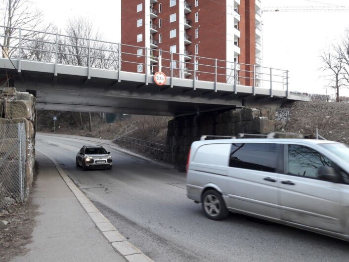 Det er 3,5 meter klaring under jernbanebrua i Økernveien. Varselskiltet lenger nede i veien skal hindre at for høye kjøretøy forsøker å komme under brua. Foto: Anders Høilund Det er 3,5 meter klaring under jernbanebrua i Økernveien. Varselskiltet lenger nede i veien skal hindre at for høye kjøretøy forsøker å komme under brua. Foto: Anders Høilund