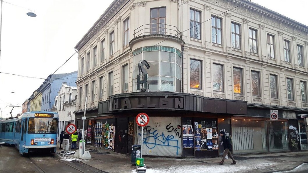Oppussingen av den ærverdige og fredete Halléngården på Grünerløkka forsinkes av en lite samarbeidsvillig eier. Foto: Tarjei Kidd Olsen Oppussingen av den ærverdige og fredete Halléngården på Grünerløkka forsinkes av en lite samarbeidsvillig eier. Foto: Tarjei Kidd Olsen