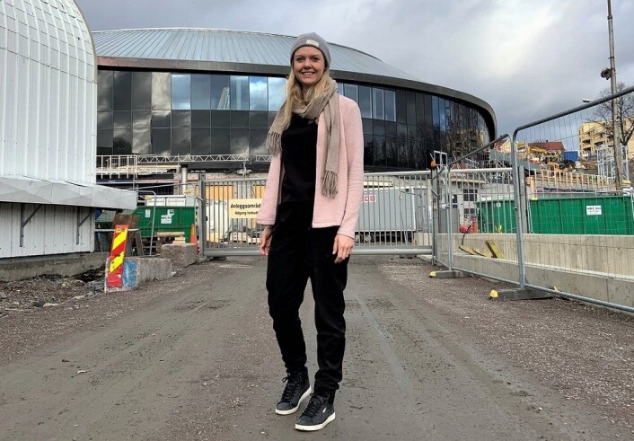 Bymiljøetatens Karina Løwe-Samuelsen foran nye Jordal Amfi. Foto: Bymiljøetaten Oslo Kommune Bymiljøetatens Karina Løwe-Samuelsen foran nye Jordal Amfi. Foto: Bymiljøetaten Oslo Kommune