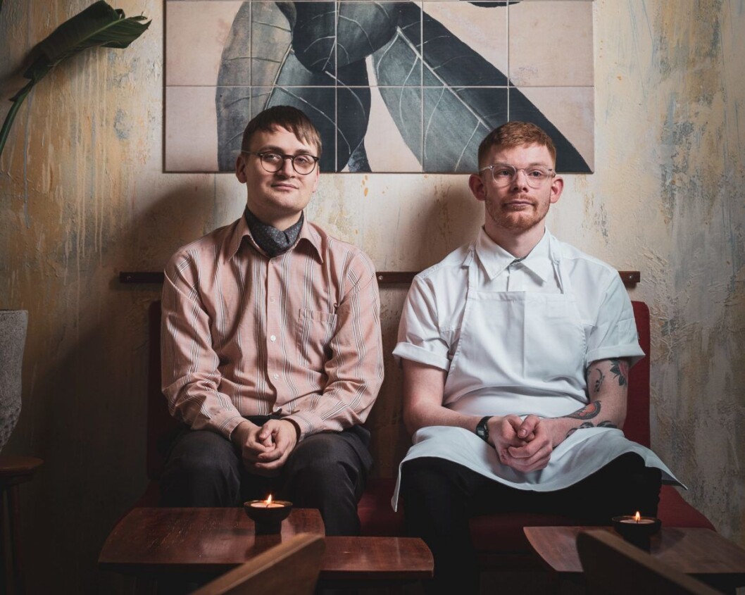 Jefferson Goldring (til v.) og Luke Henderson er unge men har likevel lang erfaring og imponerende CV fra vin- og restaurantbransjens øverste sjikt. Foto: Stian Frøysang Jefferson Goldring (til v.) og Luke Henderson er unge men har likevel lang erfaring og imponerende CV fra vin- og restaurantbransjens øverste sjikt. Foto: Stian Frøysang
