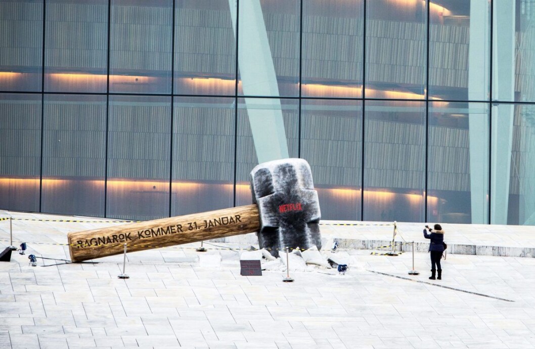 En enorm hammer er satt opp utenfor operaen i Bjørvika. Det er et reklamestunt for den norske Netflix-serien «Ragnarok» som hadde premiere 31. januar. Foto: Ole Berg-Rusten / NTB scanpix En enorm hammer er satt opp utenfor operaen i Bjørvika. Det er et reklamestunt for den norske Netflix-serien «Ragnarok» som hadde premiere 31. januar. Foto: Ole Berg-Rusten / NTB scanpix
