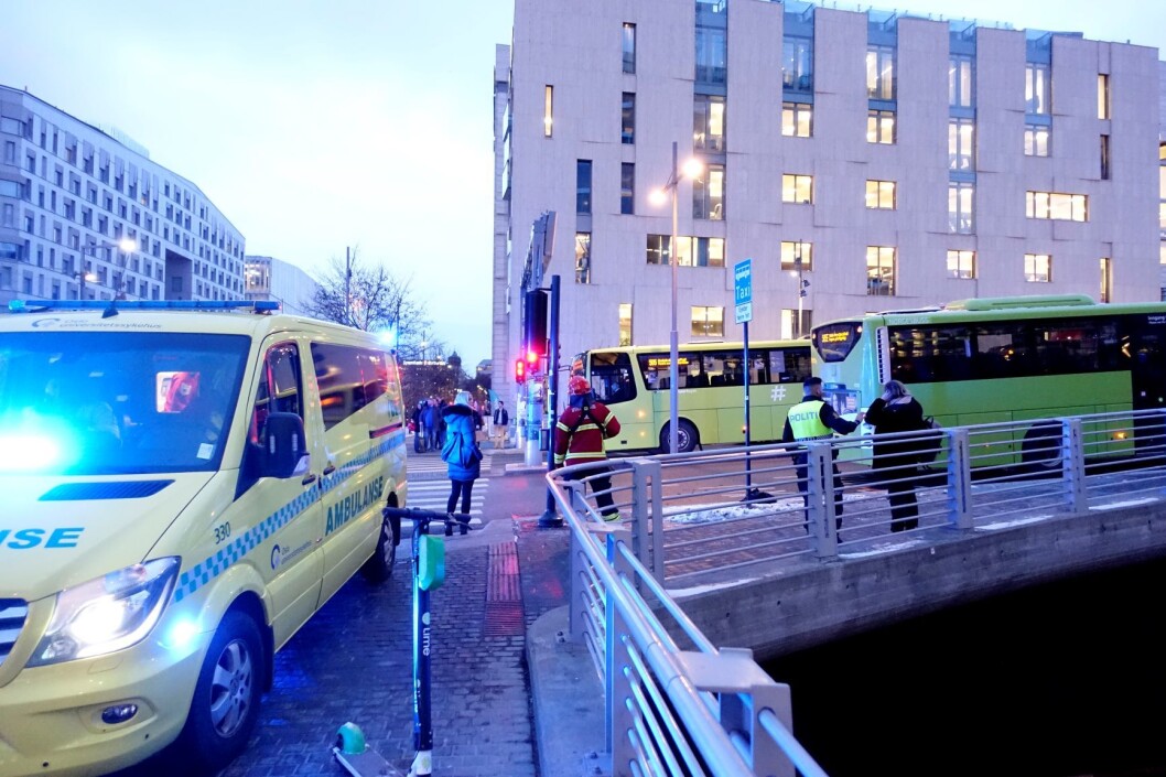 En mann er kjørt til sykehus etter å ha blitt påkjørt av en buss i krysset Nylandsveien – Dronning Eufemias gate i Oslo. Foto: Cornelius Poppe / NTB scanpix En mann er kjørt til sykehus etter å ha blitt påkjørt av en buss i krysset Nylandsveien – Dronning Eufemias gate i Oslo. Foto: Cornelius Poppe / NTB scanpix