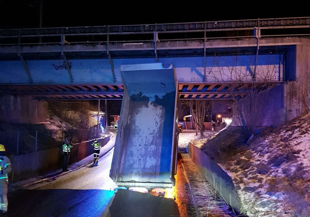 Hele lasteplanet sto igjen da sjåføren prøvde å komme under brua ved Kjelsås stasjon. Foto: Politiet