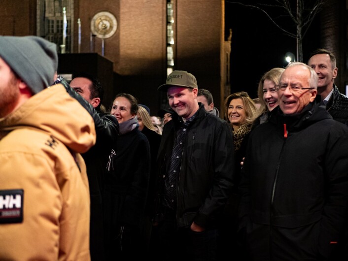 Styreleder Morten Guldvik (i midten med Raadhuset caps) fikk sin drøm oppfylt med åpningen av Raadhuset. Foto: Martin Myklebust Styreleder Morten Guldvik (i midten med Raadhuset caps) fikk sin drøm oppfylt med åpningen av Raadhuset. Foto: Martin Myklebust