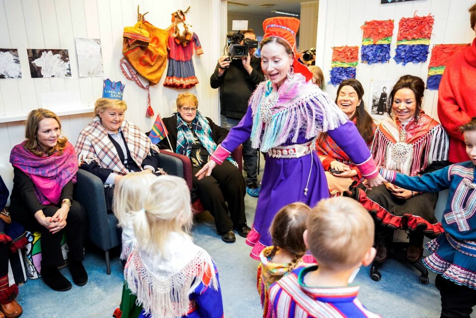 Statsminister Erna Solberg og flere ministre besøker Samisk barnehage på Tøyen i Oslo i forbindelse med samenes nasjonaldag. Foto: Heiko Junge / NTB scanpix