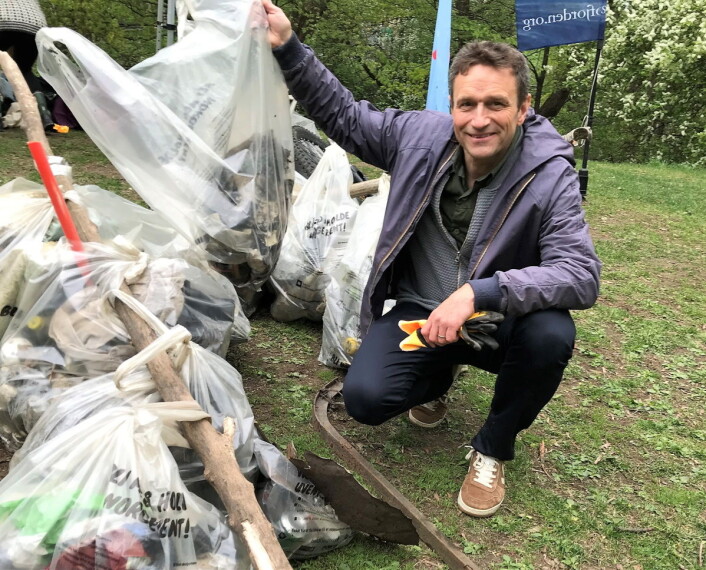 Vikarierende miljøbyråd Arild Hermstad (MDG) lover at det ikke blir noe av bymiljøetatens kuttforslag. Her plukker han plastsøppel langs Alnaelva i 2019. Foto: Kristin Antonsen Brenna Vikarierende miljøbyråd Arild Hermstad (MDG) lover at det ikke blir noe av bymiljøetatens kuttforslag. Her plukker han plastsøppel langs Alnaelva i 2019. Foto: Kristin Antonsen Brenna
