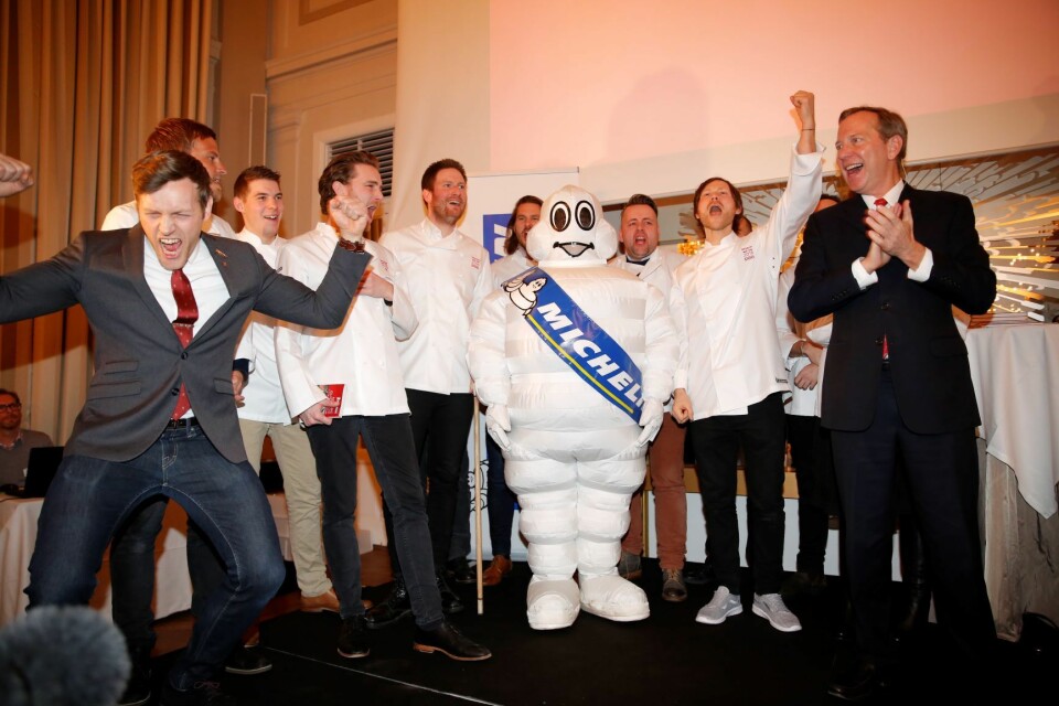 Maaemo-gjengen jubler etter at resturanten fikk 3 stjerner i Michelin Guiden. Kjøkkensjefen på Maaemo, Esben Holmboe Bang (i midten), og Michael Ellis, global direktør for Guide Michelin (t.h). Foto: Nikolai Linares / NTB scanpix