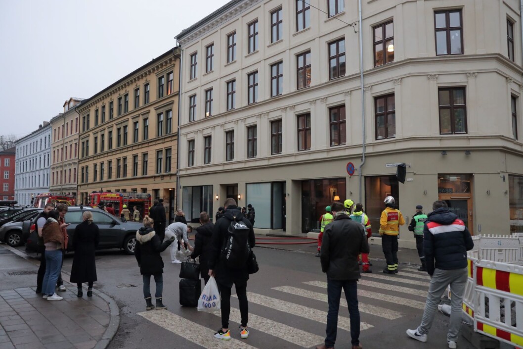 Evakuerte beboere og mannskaper fra nødetatene ved bygården i Thorvald Meyers gate på Grünerløkka i Oslo, der det brøt ut brann fredag ettermiddag. Foto: Ørn Borgen / NTB scanpix Evakuerte beboere og mannskaper fra nødetatene ved bygården i Thorvald Meyers gate på Grünerløkka i Oslo, der det brøt ut brann fredag ettermiddag. Foto: Ørn Borgen / NTB scanpix