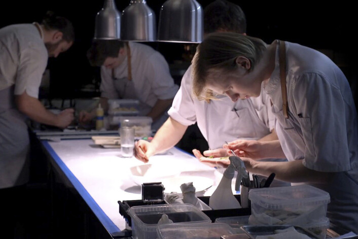 Det er fullt fokus på detaljene, og anretningen skjer med pinsett på restaurant Kontrast. For et kjøkken med ambisjoner om en plass i den prestisjefulle Michelin-guiden er det ikke rom for visne blader eller overkokte gulrøtter. Foto: Tore Meek / NTB scanpix Det er fullt fokus på detaljene, og anretningen skjer med pinsett på restaurant Kontrast. For et kjøkken med ambisjoner om en plass i den prestisjefulle Michelin-guiden er det ikke rom for visne blader eller overkokte gulrøtter. Foto: Tore Meek / NTB scanpix