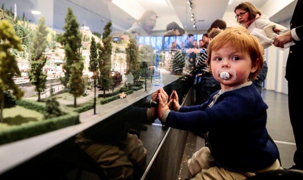 Toginteresserte Jeppe Steigner (2) tok seg god tid da Teknisk museum åpnet en stor og innholdsrik modelljernbane. Foto: Lise Åserud / NTB scanpix Toginteresserte Jeppe Steigner (2) tok seg god tid da Teknisk museum åpnet en stor og innholdsrik modelljernbane. Foto: Lise Åserud / NTB scanpix