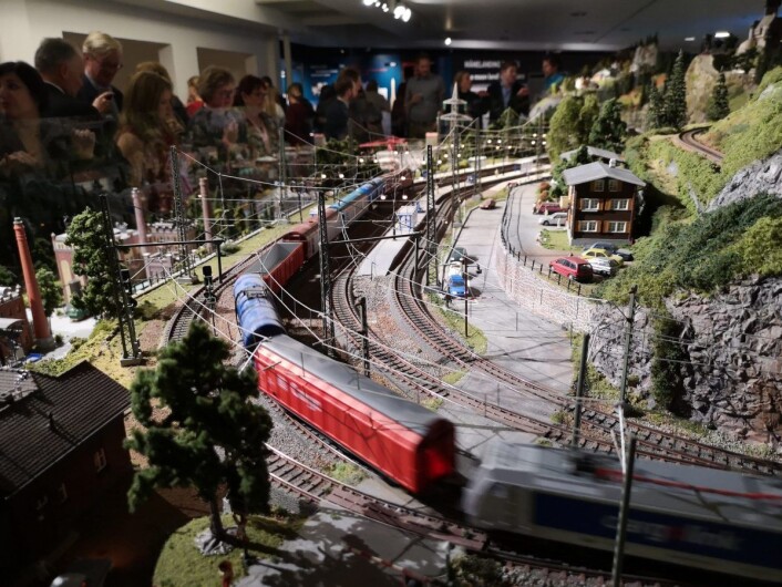 Det er Horten modelljernbaneklubb som har bygget anlegget som blir stående permanent i Teknisk museum. Foto: Teknisk museum Det er Horten modelljernbaneklubb som har bygget anlegget som blir stående permanent i Teknisk museum. Foto: Teknisk museum