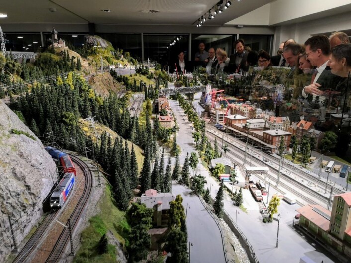 Modelljernbanen vil bli kjørt på bestemte tidspunkt, og informasjon om når man kan oppleve denne magiske miniatyrverdenen finnes på museets nett- og Facebooksider. Foto: Teknisk museum Modelljernbanen vil bli kjørt på bestemte tidspunkt, og informasjon om når man kan oppleve denne magiske miniatyrverdenen finnes på museets nett- og Facebooksider. Foto: Teknisk museum