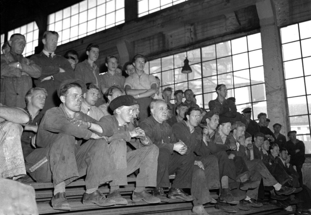 Arbeidere ved Akers Mekaniske verksted, det som i dag er Aker brygge, mens de i 1947 lytter til Filharmonien som spiller i en av verkstedhallene. Foto: NTB / Scanpix Arbeidere ved Akers Mekaniske verksted, det som i dag er Aker brygge, mens de i 1947 lytter til Filharmonien som spiller i en av verkstedhallene. Foto: NTB / Scanpix