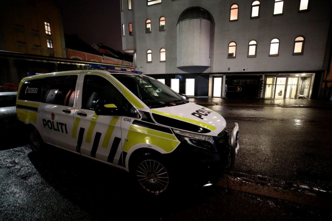 Politiet på plass ved moskéen i Åkerbergveien. — Da vi kom til stedet, viste det seg at den ene parten hadde fått bitt av en finger, sier operasjonsleder Christian Krohn Engeseth i Oslo politidistrikt. Foto: Lise Åserud / NTB scanpix Politiet på plass ved moskéen i Åkerbergveien. — Da vi kom til stedet, viste det seg at den ene parten hadde fått bitt av en finger, sier operasjonsleder Christian Krohn Engeseth i Oslo politidistrikt. Foto: Lise Åserud / NTB scanpix