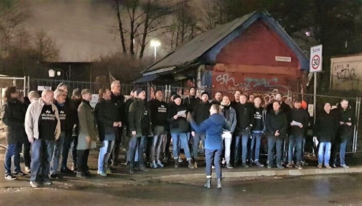 Vålerenga mannskor har engasjert seg for bevaring av Sotakiosken. Her sang de foran den lille bua i januar i år. Foto: Hege Stenrud Høsøien Vålerenga mannskor har engasjert seg for bevaring av Sotakiosken. Her sang de foran den lille bua i januar i år. Foto: Hege Stenrud Høsøien