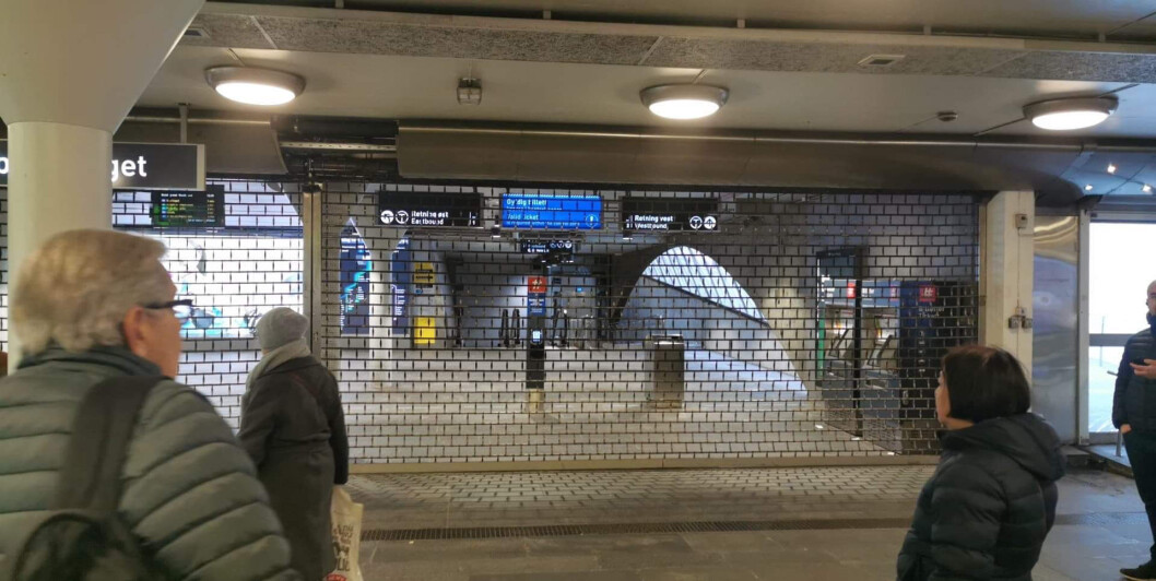 Alle mennesker ble skyflet ut fra T-banen på Jernbanetorget, uten noe varsel. Foto: Christian Boger Alle mennesker ble skyflet ut fra T-banen på Jernbanetorget, uten noe varsel. Foto: Christian Boger