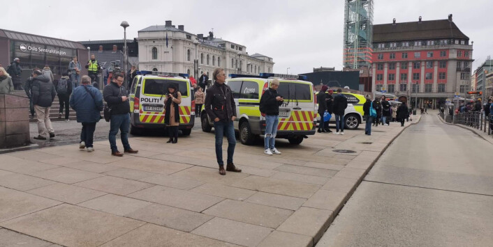 Alle nødetatene er på plass ved Jernbanetorget T-banestasjon. Foto: Christian Boger Alle nødetatene er på plass ved Jernbanetorget T-banestasjon. Foto: Christian Boger