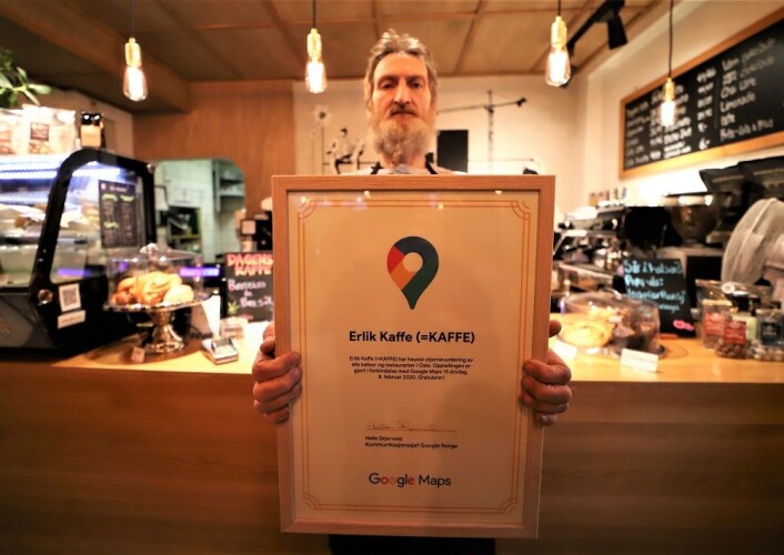 Barista Rolf Killingstad med det synlige beviset på at Erlik Oslo rager på toppen av Oslos serveringssteder. Foto: André Kjernsli Barista Rolf Killingstad med det synlige beviset på at Erlik Oslo rager på toppen av Oslos serveringssteder. Foto: André Kjernsli