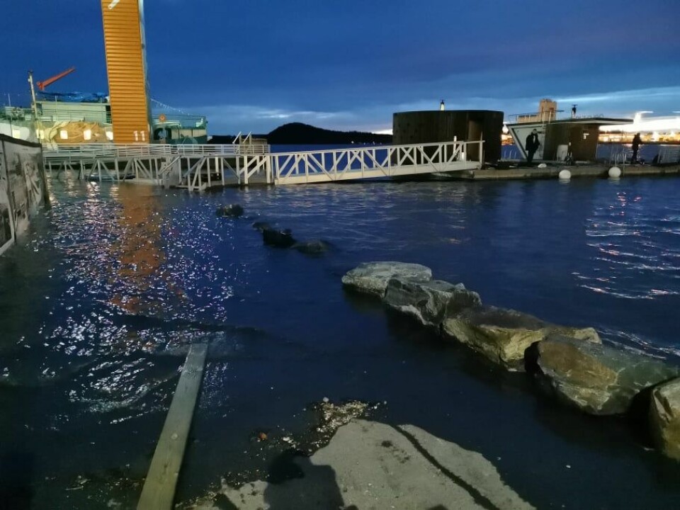Broen fra Sørenga over mot Sukkerbiten ble stengt på grunn av den høye vannstanden. Vannet etter at bildet er tatt og hadde en forventet topp ved 19-tiden mandag. Foto: Christian Boger