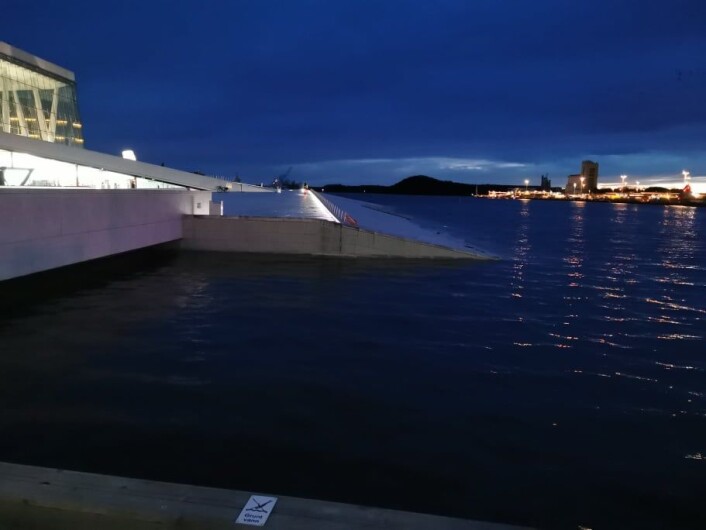 Vannet fortsatte å stige mot klokken 19 mandag kveld. Men det var aldri fare for at Oslo ville få en undervanns-opera. Foto: Christian Boger Vannet fortsatte å stige mot klokken 19 mandag kveld. Men det var aldri fare for at Oslo ville få en undervanns-opera. Foto: Christian Boger