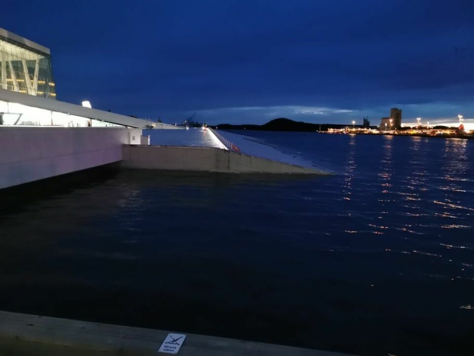 Vannet fortsatte å stige mot klokken 19 mandag kveld. Men det var aldri fare for at Oslo ville få en undervanns-opera. Foto: Christian Boger