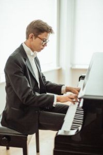 Nikita Khnykin ved flygelet. Foto: Privat Nikita Khnykin ved flygelet. Foto: Privat