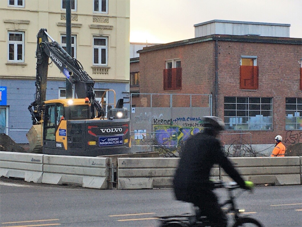 Her sto det et staselig løvtre med stor krone. Nå blir det fjernet. Foto: Kristian Biong Her sto det et staselig løvtre med stor krone. Nå blir det fjernet. Foto: Kristian Biong