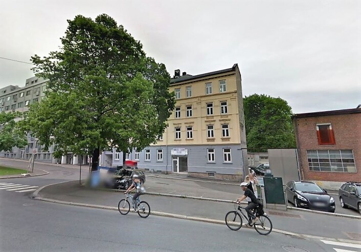 Dette treet fins ikke lenger. Der treet står, skal det nå etableres sykkelvei. Foto: Google Maps Dette treet fins ikke lenger. Der treet står, skal det nå etableres sykkelvei. Foto: Google Maps