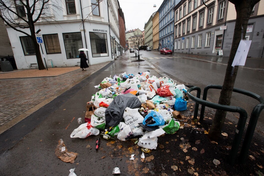 Veireno overtok renovasjonstjenestene i Oslo høsten 2016 og hadde store problemer med å hente avfallet. Foto: Terje Bendiksby / NTB scanpix Veireno overtok renovasjonstjenestene i Oslo høsten 2016 og hadde store problemer med å hente avfallet. Foto: Terje Bendiksby / NTB scanpix