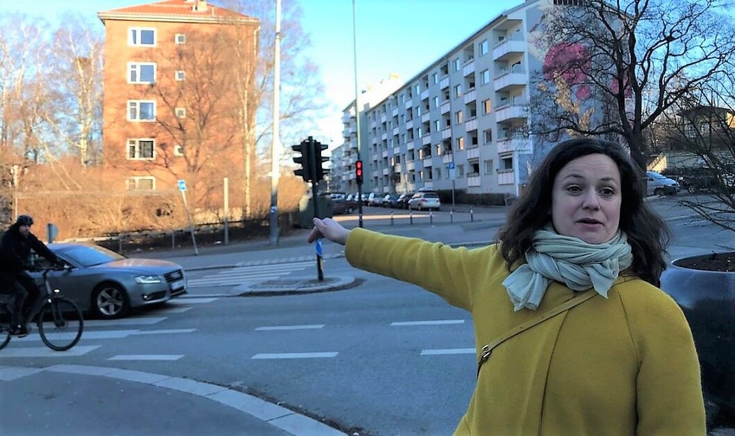 FAU-leder ved Tøyen skole, Veslemoy Blokhus Langvik, er lei av å vente. Nå vil hun ha bygd fartsdump ved fotgjengerovergangen. Foto: Sara Louise Svendsen FAU-leder ved Tøyen skole, Veslemoy Blokhus Langvik, er lei av å vente. Nå vil hun ha bygd fartsdump ved fotgjengerovergangen. Foto: Sara Louise Svendsen