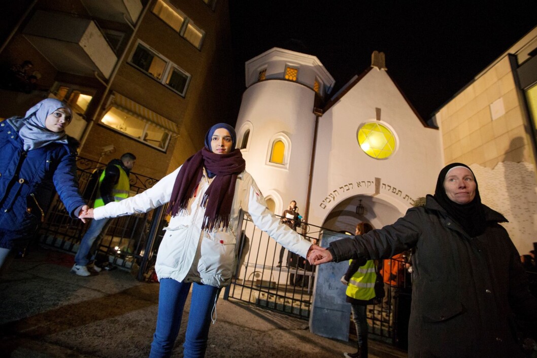 Muslimer slår ring rundt synagogen til Det Mosaiske Trossamfund i Bergstien i 2015, i en markering som kalles Fredens ring. Foto: Håkon Mosvold Larsen / NTB scanpix Muslimer slår ring rundt synagogen til Det Mosaiske Trossamfund i Bergstien i 2015, i en markering som kalles Fredens ring. Foto: Håkon Mosvold Larsen / NTB scanpix